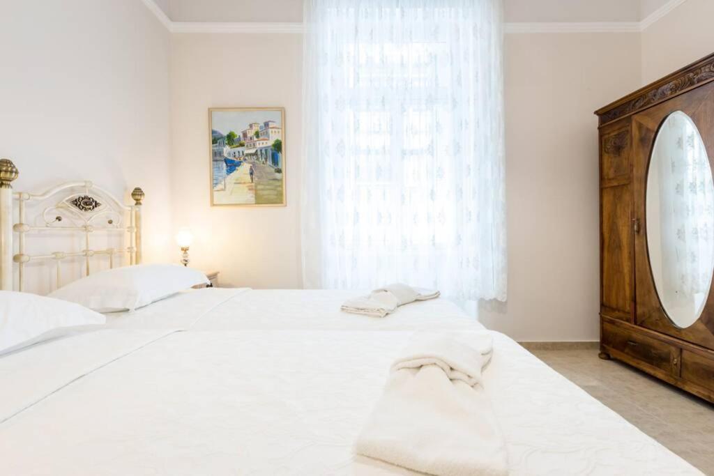 Neoclassical Apartment With 2 Bedrooms In Piraeus Bagian luar foto