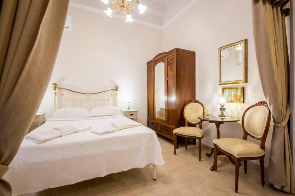Neoclassical Apartment With 2 Bedrooms In Piraeus Bagian luar foto