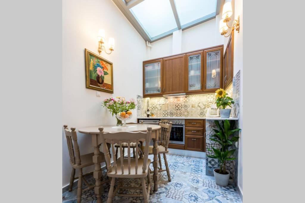 Neoclassical Apartment With 2 Bedrooms In Piraeus Bagian luar foto