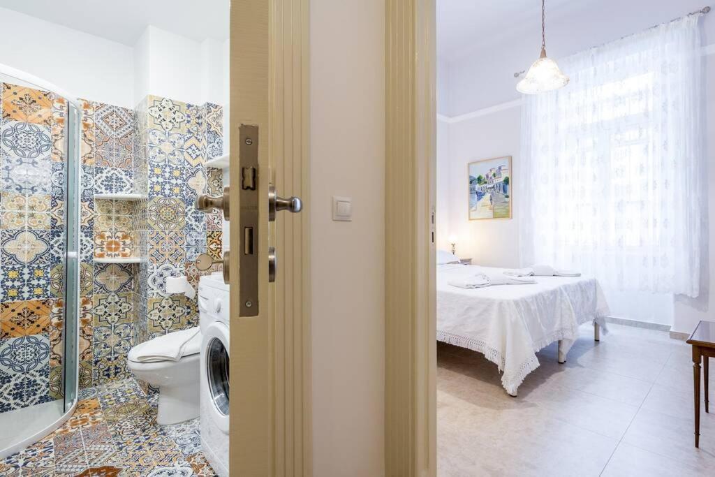 Neoclassical Apartment With 2 Bedrooms In Piraeus Bagian luar foto