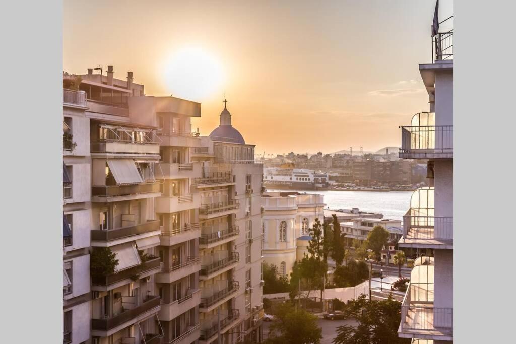 Neoclassical Apartment With 2 Bedrooms In Piraeus Bagian luar foto