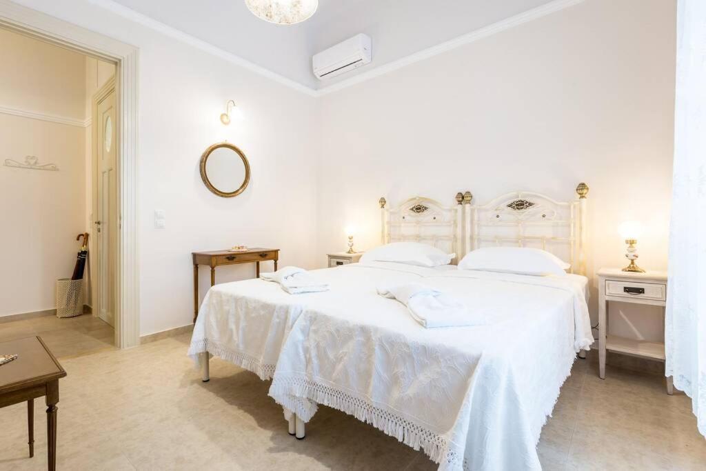 Neoclassical Apartment With 2 Bedrooms In Piraeus Bagian luar foto