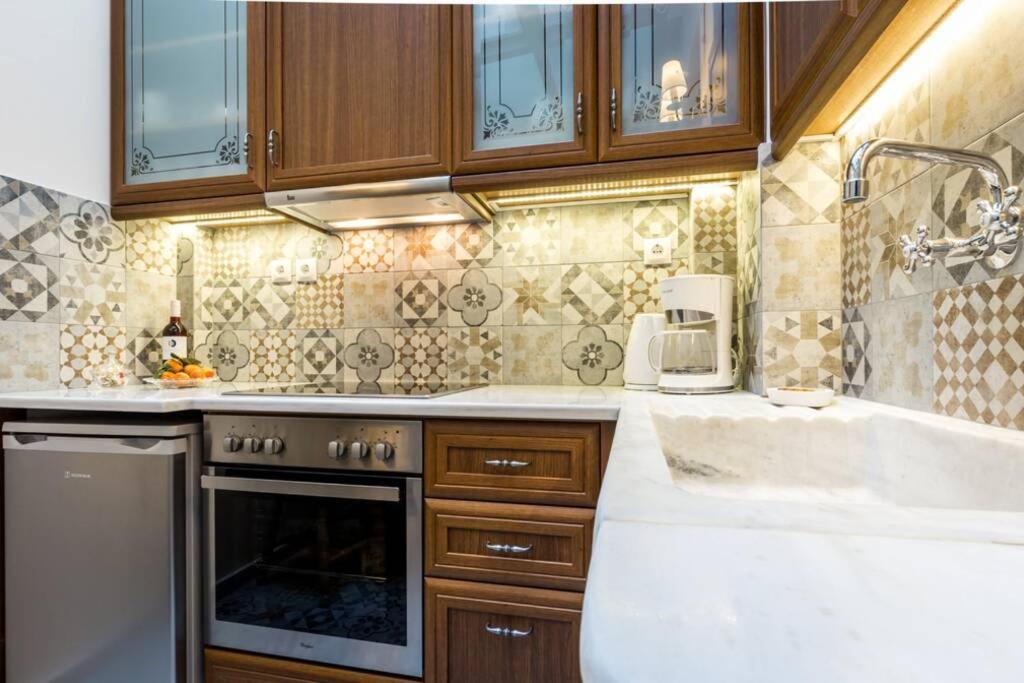 Neoclassical Apartment With 2 Bedrooms In Piraeus Bagian luar foto