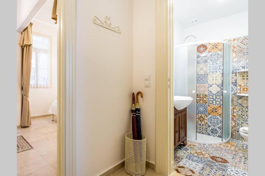 Neoclassical Apartment With 2 Bedrooms In Piraeus Bagian luar foto