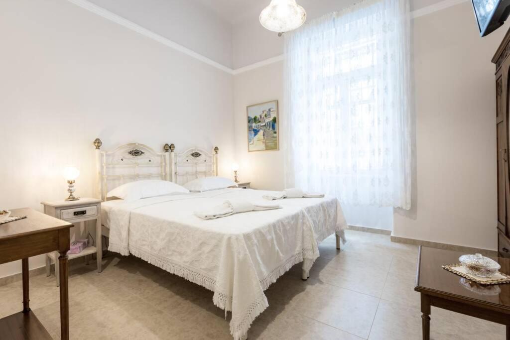 Neoclassical Apartment With 2 Bedrooms In Piraeus Bagian luar foto