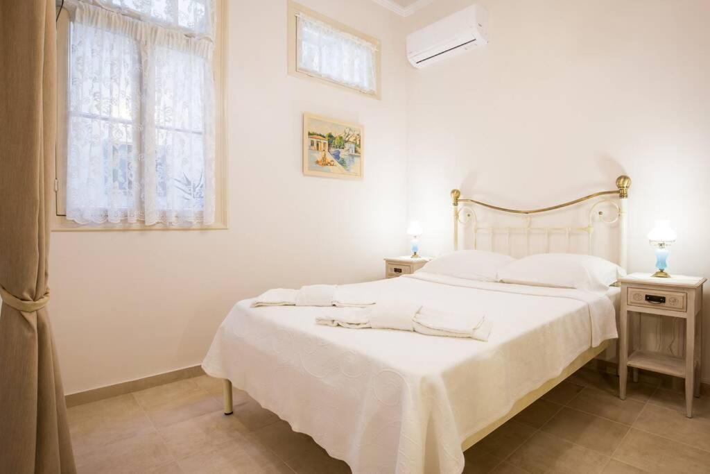 Neoclassical Apartment With 2 Bedrooms In Piraeus Bagian luar foto