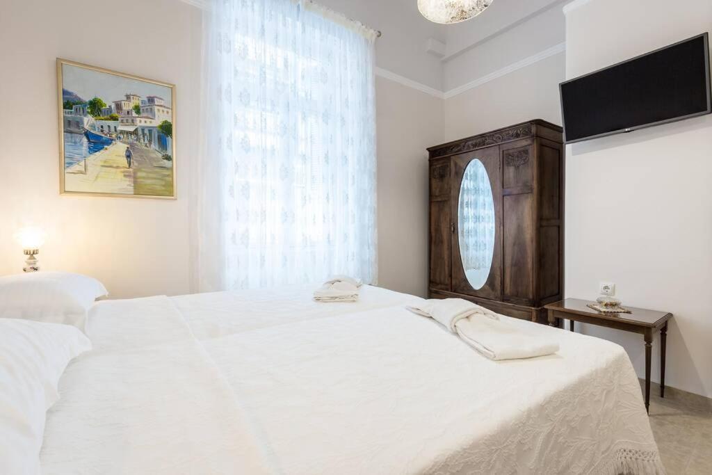 Neoclassical Apartment With 2 Bedrooms In Piraeus Bagian luar foto