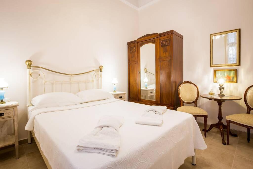 Neoclassical Apartment With 2 Bedrooms In Piraeus Bagian luar foto