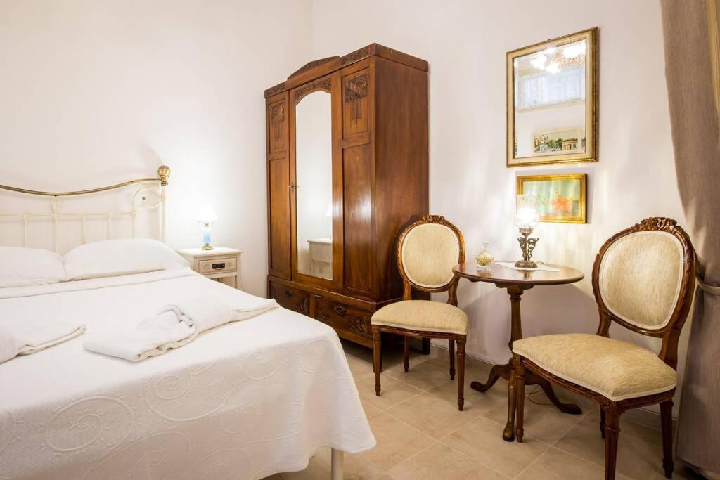 Neoclassical Apartment With 2 Bedrooms In Piraeus Bagian luar foto