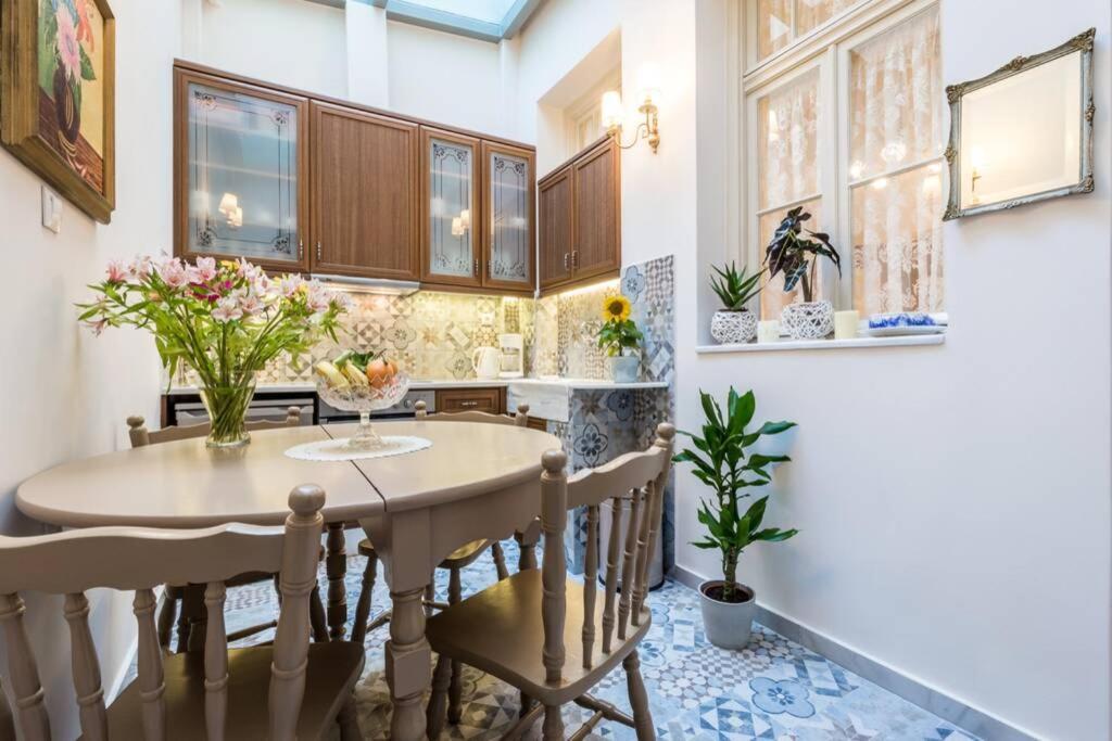 Neoclassical Apartment With 2 Bedrooms In Piraeus Bagian luar foto