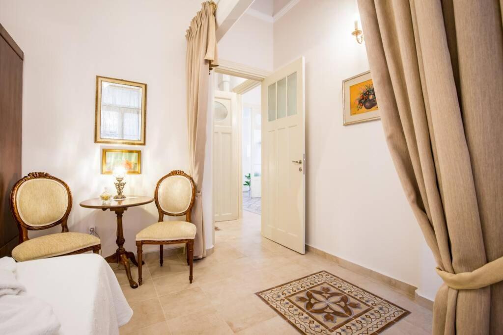 Neoclassical Apartment With 2 Bedrooms In Piraeus Bagian luar foto