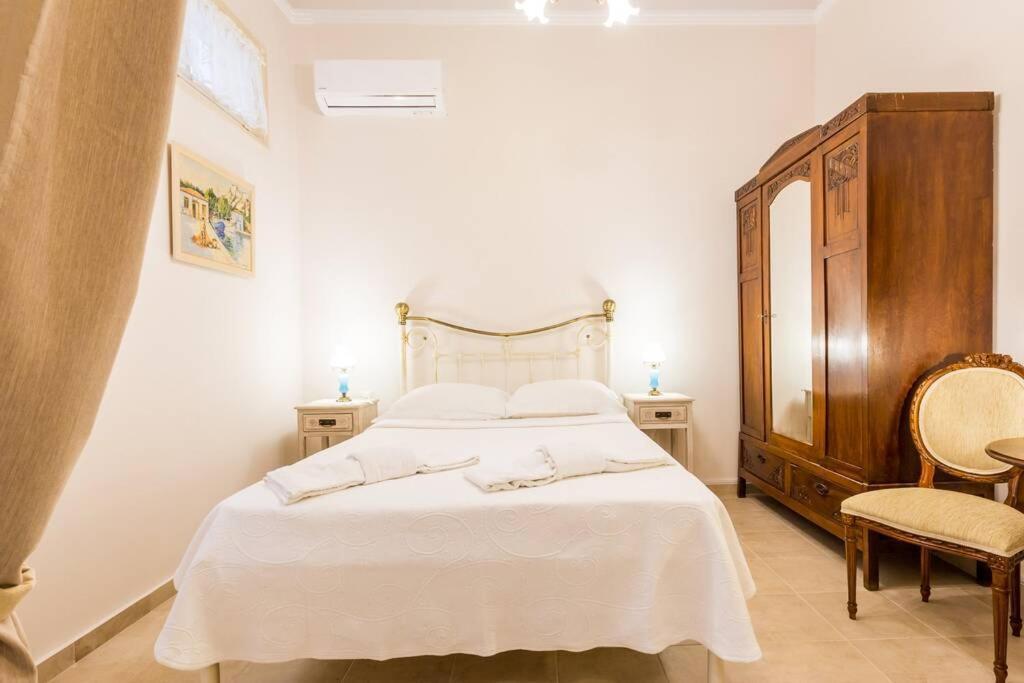 Neoclassical Apartment With 2 Bedrooms In Piraeus Bagian luar foto