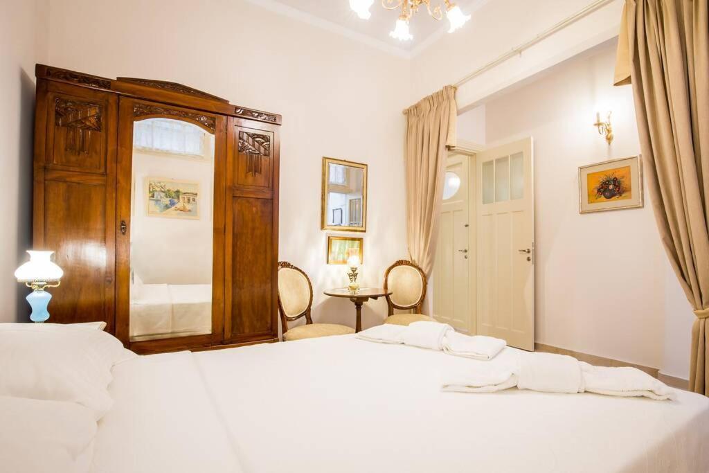 Neoclassical Apartment With 2 Bedrooms In Piraeus Bagian luar foto